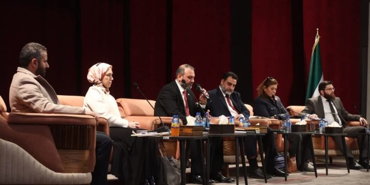 جلسة حوارية للجنة الحوار الوطني السوري في مدينة إدلب