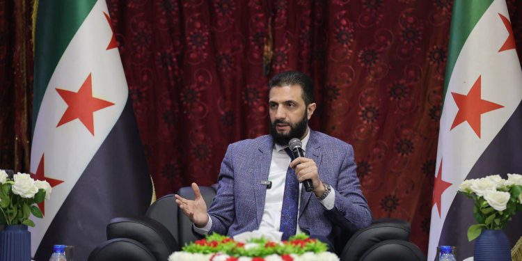 التقى عدد من الوجهاء.. الشرع يصل إلى مدينة اللاذقية الساحلية