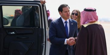 قادماً من إسرائيل.. وزير الخارجية الأميركي يصل السعودية