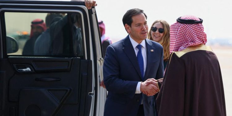 قادماً من إسرائيل.. وزير الخارجية الأميركي يصل السعودية