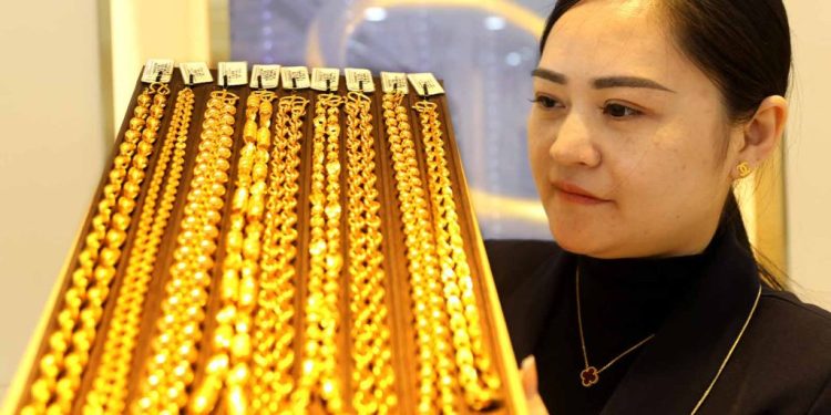 بائعة ذهب في مدينة ليانيوغان الصينية في 9 نيسان/أبريل2024 (أ ف ب)