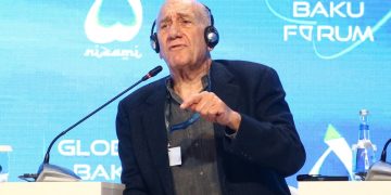 رئيس الوزراء الإسرائيلي السابق إيهود أولمرت في منتدى باكو العالمي الثاني عشر مارس (ا ف ب)