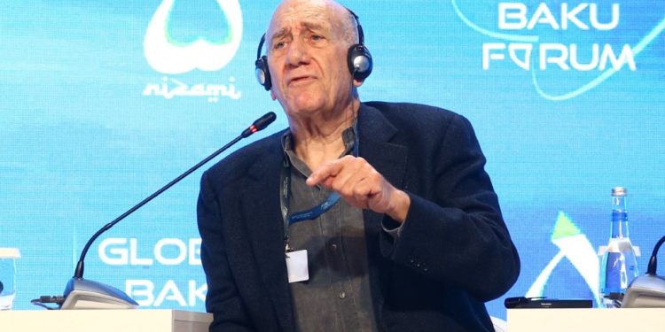 رئيس الوزراء الإسرائيلي السابق إيهود أولمرت في منتدى باكو العالمي الثاني عشر مارس (ا ف ب)