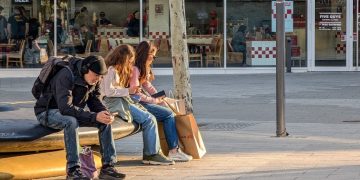 دراسة: إدمان وسائل التواصل أكثر خطورة من المشروبات الكحولية