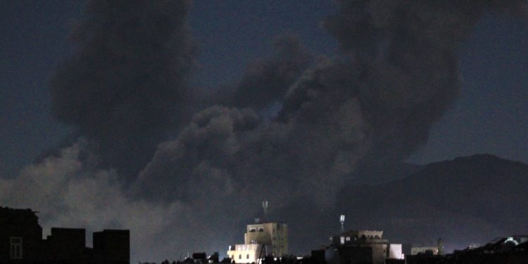 غارات أميركية على مواقع لـ”الحوثيين” بالحديدة غربي اليمن