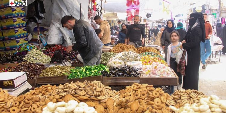 تراجع قيمة الليرة التركية يحرم سكاناً في إدلب من تحضيرات العيد