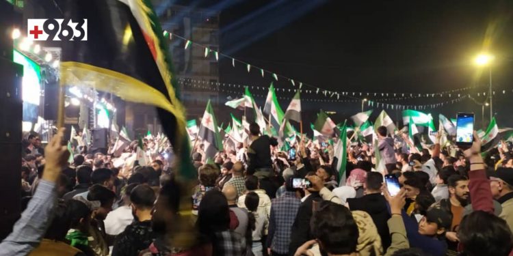 للمرة الأولى دون الأسد.. آلاف السوريين يحتفلون بالذكرى الـ14 للثورة 