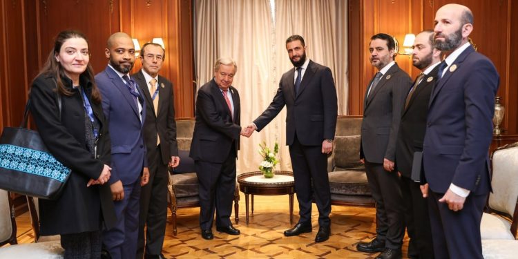 الشرع والشيباني يلتقيان بمسؤولين مشاركين بالقمة العربية الطارئة