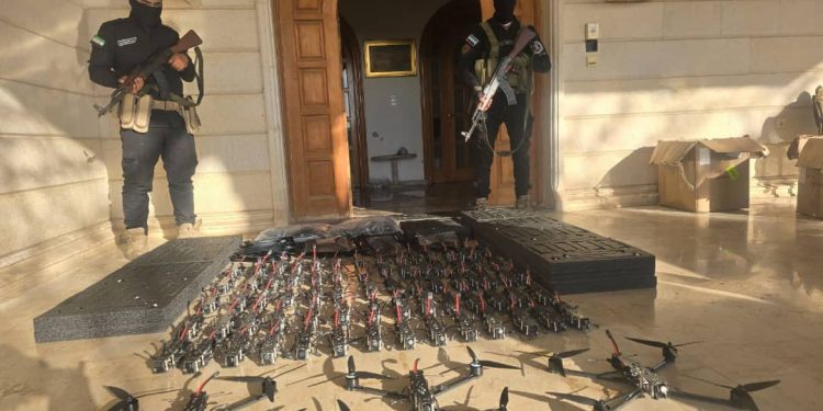 الأمن العام يتسلم مسيّرات انتحارية من وجهاء بريف اللاذقية