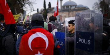 طلاب يتظاهرون في منطقة بشكتاش بإسطنبول دعمًا لرئيس بلدية المدينة، المنافس الرئيسي للرئيس التركي في 24 مارس/آذار 2025 (أ ف ب)
