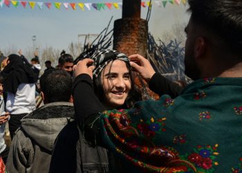 أكراد يحتفلون بعيد النوروز في ديار بكر جنوب شرقي تركيا آذار/مارس 2025 (ا ف ب)