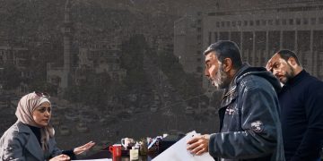 التسريح الوظيفي في سوريا.. بين التداعيات وشرعية القرار وتبريرات دمشق 