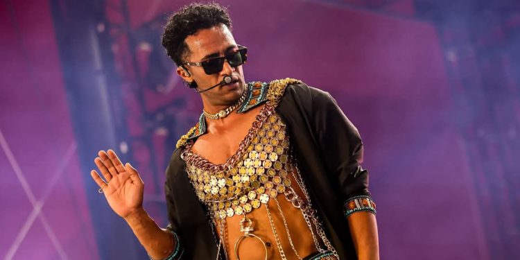 ملابس محمد رمضان في “كوتشيلا فالي” تثير الجدل ونقابة الموسيقا ترد