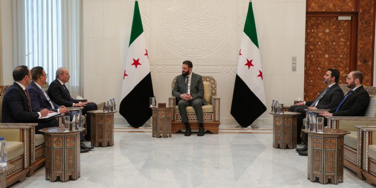 الشرع والشيباني يلتقيان بوزير الخارجية الأردني في دمشق