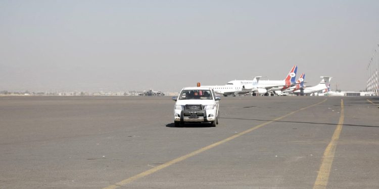 غارات جوية إسرائيلية – أميركية على منشآت يسيطر عليها “الحوثيون”