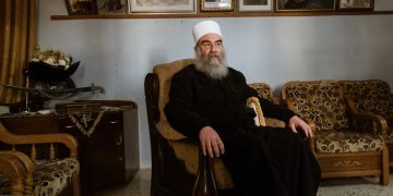 الهجري يطالب بحماية دولية ويحمّل الحكومة مسؤولية العنف