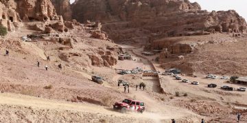 السلطات الأردنية تجلي نحو 1800 سائح حاصرتهم السيول بالبتراء
