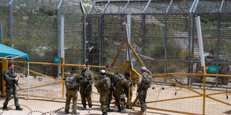 الجيش الإسرائيلي يداهم بلدة بريف القنيطرة ويعتقل شخصين