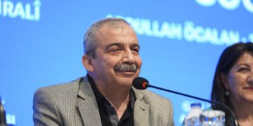 عبدي والإدارة الذاتية يعزيان بوفاة نائب رئيس البرلمان التركي 
