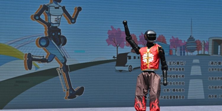 في الصين… أول نصف ماراثون عالمي لروبوتات بهيئة بشرية