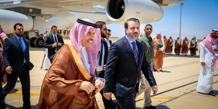 برئاسة وزير الخارجية.. وفد اقتصادي سعودي رفيع المستوى يصل دمشق