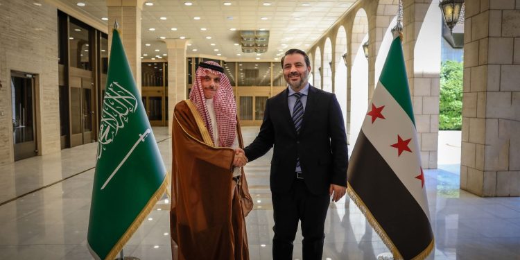 وزير الخارجية السعودي: سنقدم مع قطر دعماً مالياً مشتركاً للعاملين في القطاع العام السوري 