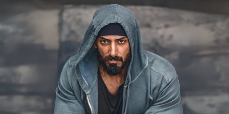 “مالي بخير” عمل غنائي سينمائي يجمع إسماعيل تمر وعبد المنعم عمايري