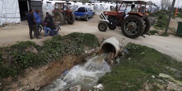 تفكيك مخيم للاجئين السوريين في لبنان