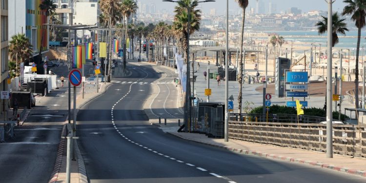 سقوط صواريخ إيرانية وسط تل أبيب