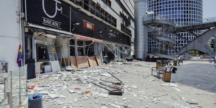 7 قتلى وإصابة أكثر من 100 بقصف إيراني على إسرائيل