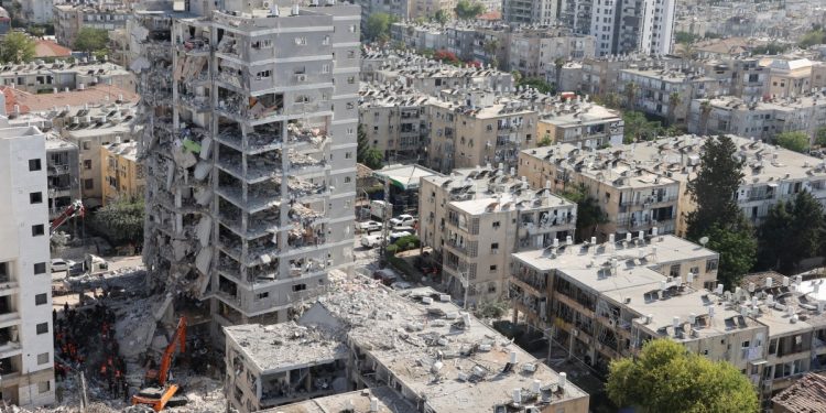 عشرات الصواريخ الإيرانية تجاه إسرائيل وطهران تهدد بتصعيد الهجمات