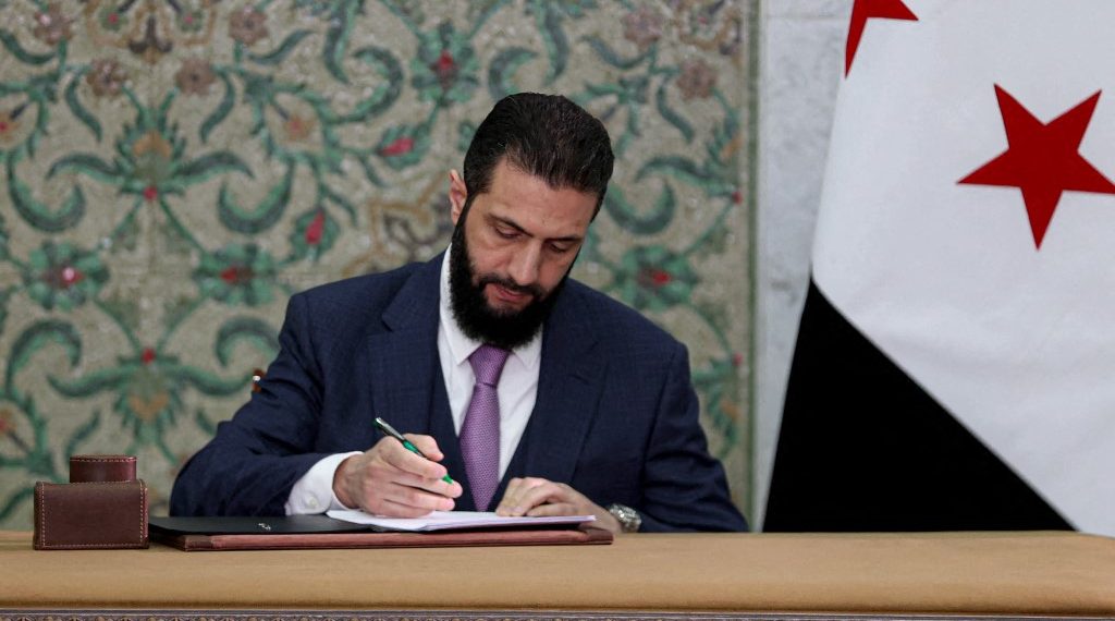 الشرع يصدر مرسومين يقضيان بزيادة رواتب العاملين في الدولة والمتقاعدين بنسبة 200%