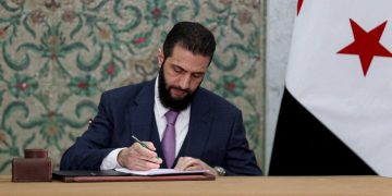 الشرع يصدر مرسومين يقضيان بزيادة رواتب العاملين في الدولة والمتقاعدين بنسبة 200%