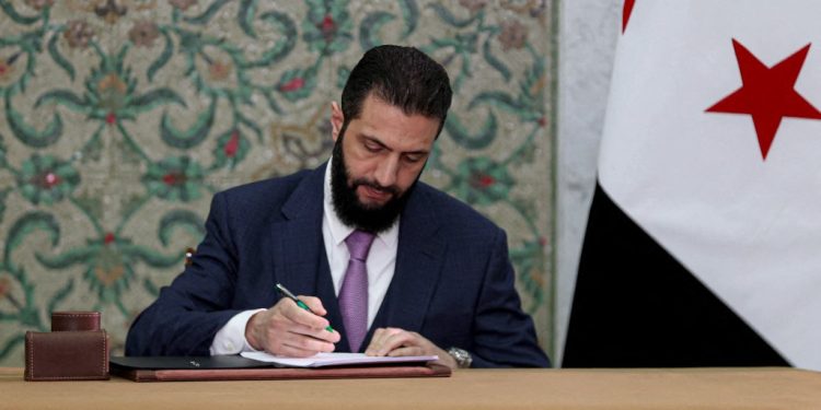 الشرع يصدر مرسومين يقضيان بزيادة رواتب العاملين في الدولة والمتقاعدين بنسبة 200%