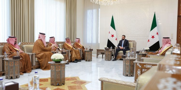 الشرع يبحث مع وفد من رجال الأعمال السعوديين آفاق التعاون الاقتصادي بين البلدين