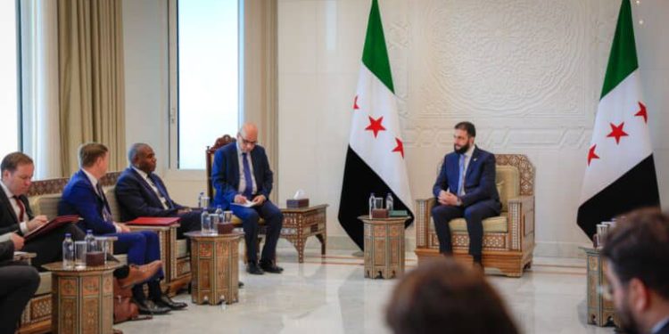 الشرع والشيباني يلتقيان مع وزير خارجية المملكة المتحدة