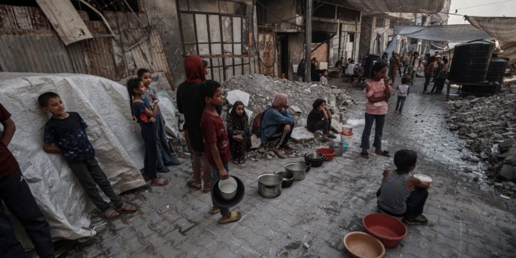 إسرائيل تعلق العمليات العسكرية بـ3 مناطق في غزة لإدخال المساعدات