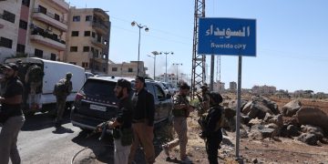 الجيش الإسرائيلي: عشرات المدنيين عبروا الحدود إلى سوريا احتجاجاً على مقتل الدروز