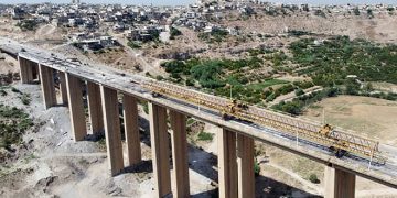 تواصل أعمال تأهيل وصيانة جسر الرستن وسط سوريا