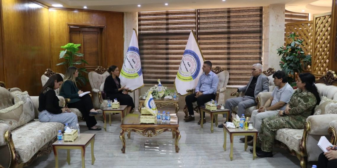 وفد بريطاني يتسلَّم طفلة من عوائل “داعش” خلال زيارة إلى شمال وشرق سوريا