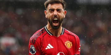 مانشستر يونايتد ينهي أسبوعه بفوز صعب وقمة نارية تنتظر ليفربول وآرسنال