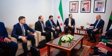 قبيل الاجتماع الثلاثي.. وزير الخارجية السوري يلتقي نظيره الأردني بعمان
