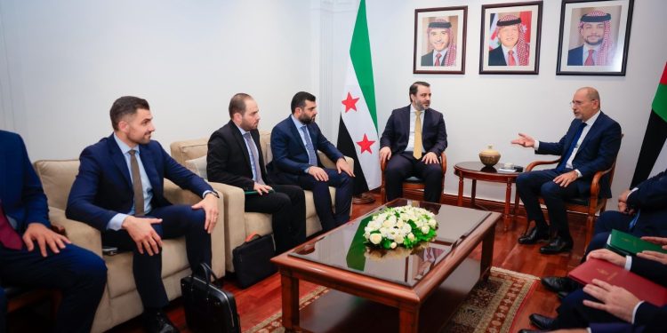قبيل الاجتماع الثلاثي.. وزير الخارجية السوري يلتقي نظيره الأردني بعمان