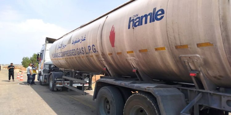 دخول قافلة مساعدات إنسانية وصهريجي غاز إلى السويداء 