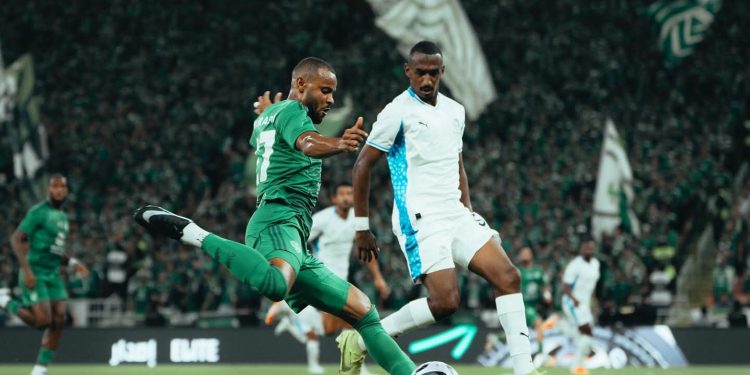 الأهلي يستهل مشواره في الدوري السعودي بفوز صعب على نيوم