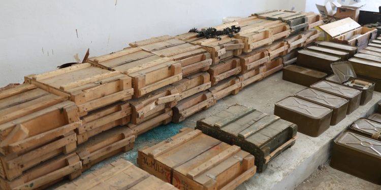 ضبط أسلحة مستولى عليها من ثكنات النظام في درعا 