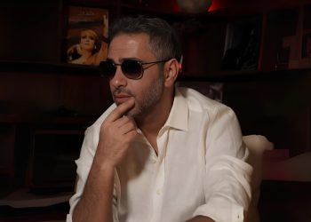 مشهد يربط فضل شاكر بمدرب برشلونة يثير الجدل.. والحقيقة تتضح
