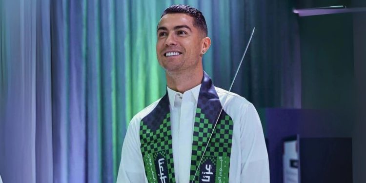 كريستيانو رونالدو يحتفل باليوم الوطني السعودي بالزي التقليدي مع نجله