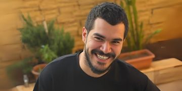 خالد شباط بشخصية “الهجرس” في ملحمة “الزير سالم” المسرحية