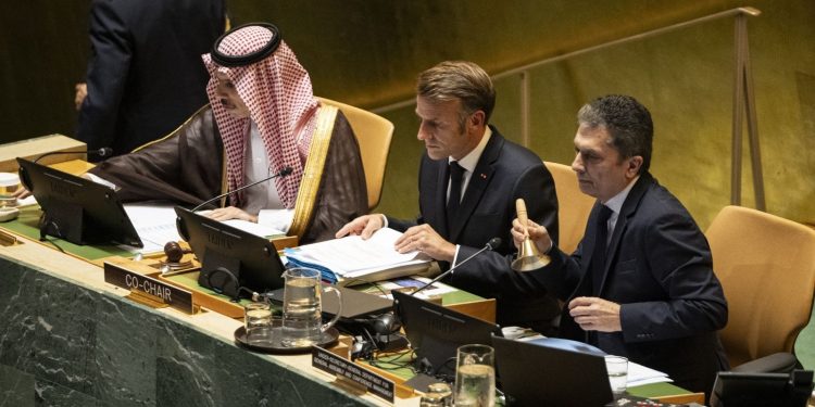 بيان سعودي فرنسي بشأن تنفيذ “حل الدولتين”